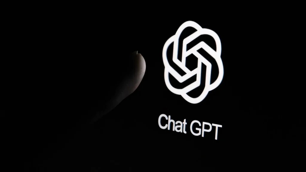 OpenAI lansează chat-urile de grup în ChatGPT. Până la 20 de utilizatori pot colabora cu ajutorul AI-ului, fără ca discuțiile să fie stocate. Iată detaliile.